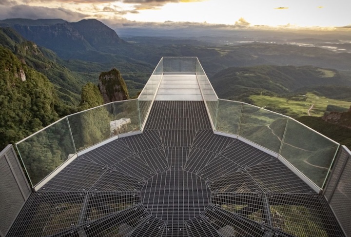 Hoje, o local atrai turistas interessados em paisagens panorâmicas, mirantes e experiências de aventura. No alto da serra, o Parque Altos da Serra do Corvo Branco conta com estruturas suspensas de vidro, trilhas leves e vista para áreas como o Vale do Rio Canoas e o Cânion Espraiado.