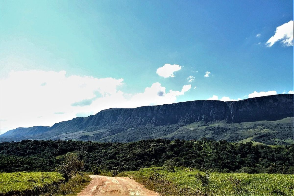 A localidade serve como uma das principais portas de entrada para o Parque Nacional da Serra da Canastra, uma reserva de cerrado preservado sob a gestão do Instituto Chico Mendes de Conservação da Biodiversidade que abriga as nascentes do histórico Rio São Francisco.