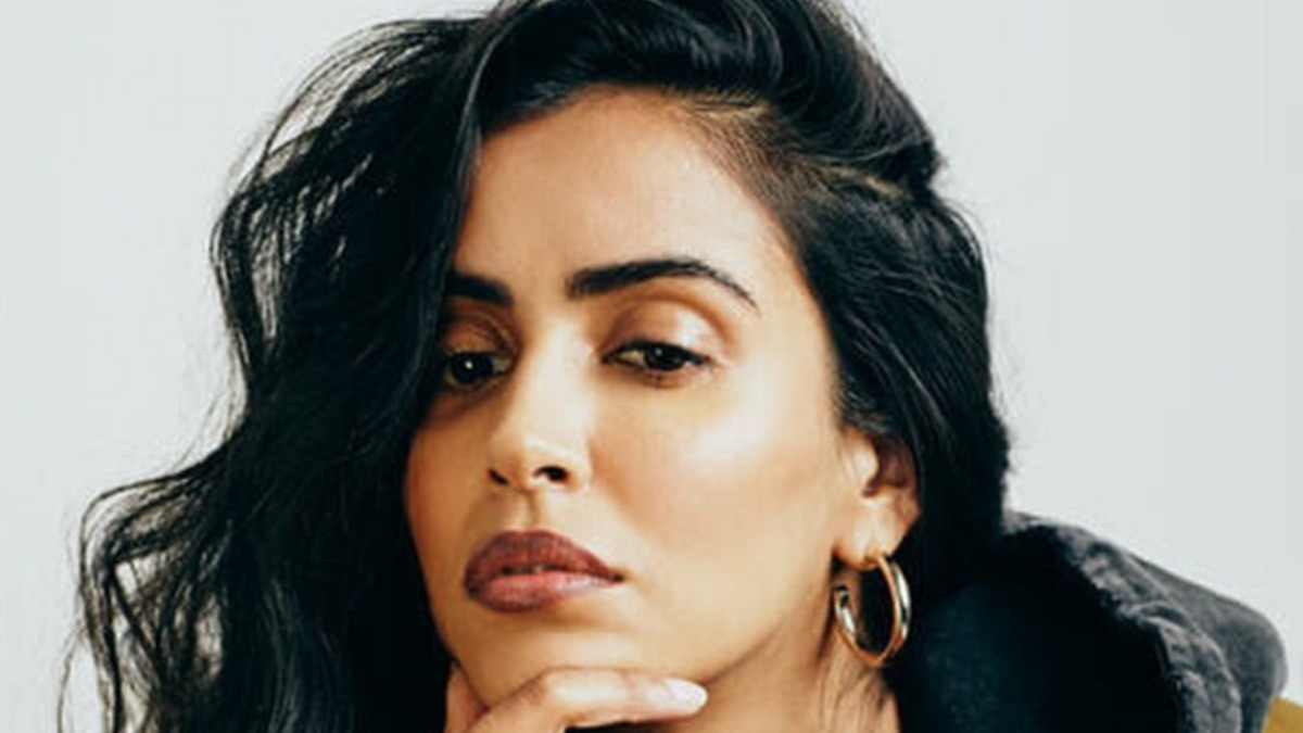 Conheça mais, a seguir, sobre a trajetória de Parveen Kaur. Nascida em 19 de outubro de 1988, em Okanagan Valley, na província de British Columbia, no Canadá, a atriz ficou conhecida principalmente por seu trabalho na série de drama e mistério “Manifest - O Mistério do Voo 828”.
