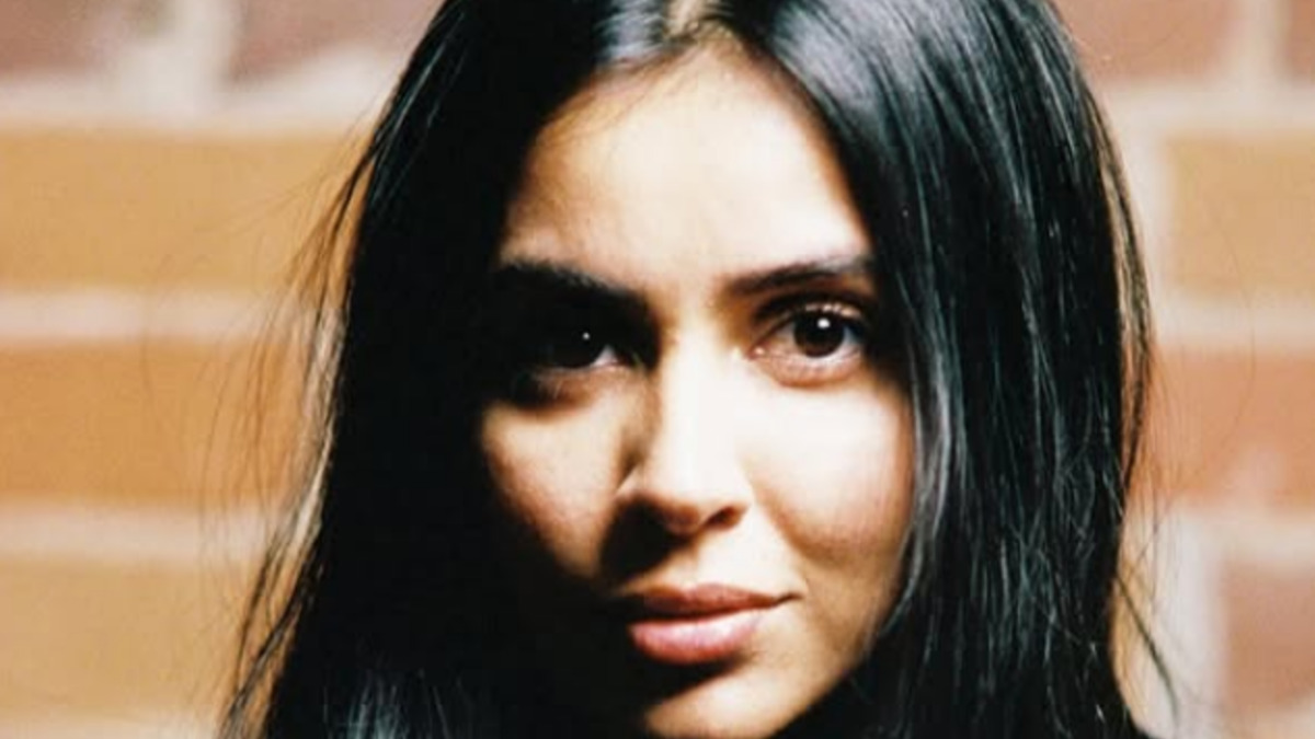 Kaur tem origem indiana. Seus pais se mudaram de Mumbai, na Índia, para o Canadá antes de seu nascimento. Aos 18 anos, ela se mudou para Toronto e decidiu seguir a carreira de atriz aos 20, após abandonar o ensino médio. Em 2013, fez sua estreia na televisão no drama policial “Played”.

