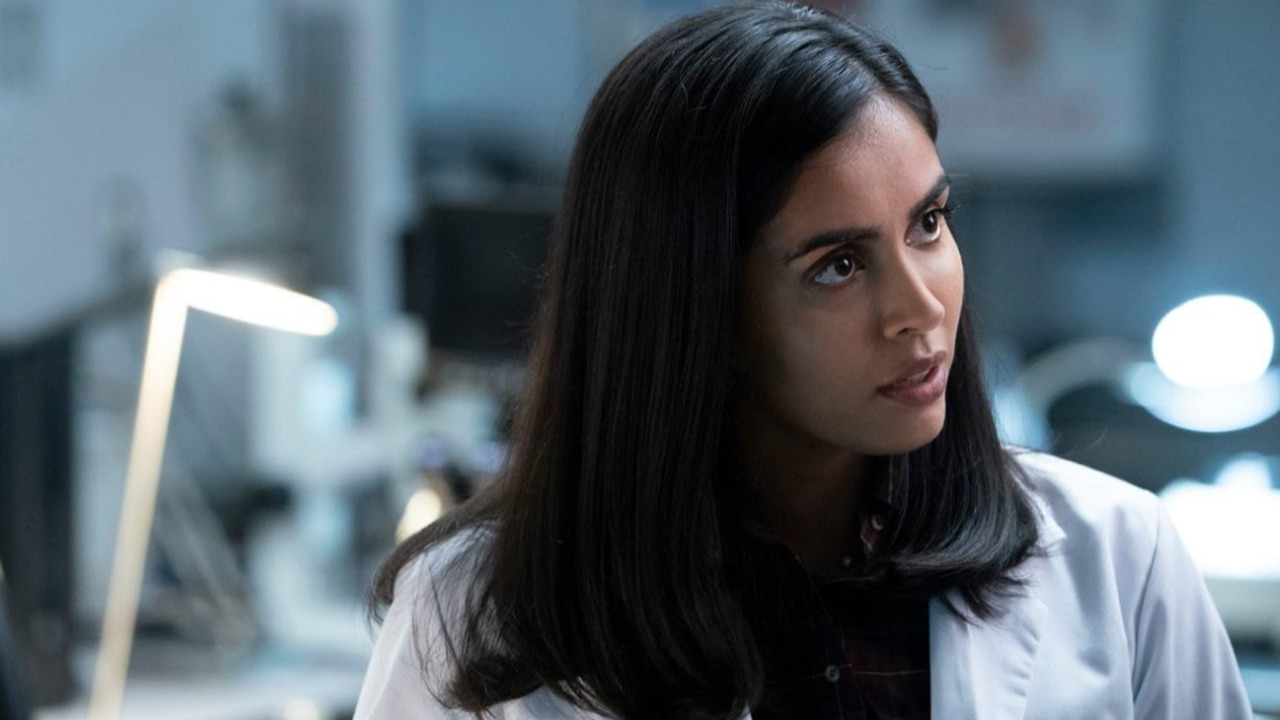 A série ainda conta com outros personagens essenciais para o desenvolvimento da história. Entre eles estão Saanvi Bahl, vivida por Parveen Kaur, uma das passageiras do voo 828, que é médica e pesquisadora, Jared Vasquez, interpretado por J. R. Ramirez, ex-namorado de Michaela, e Grace, interpretada por Athena Karkanis, esposa de Ben.
