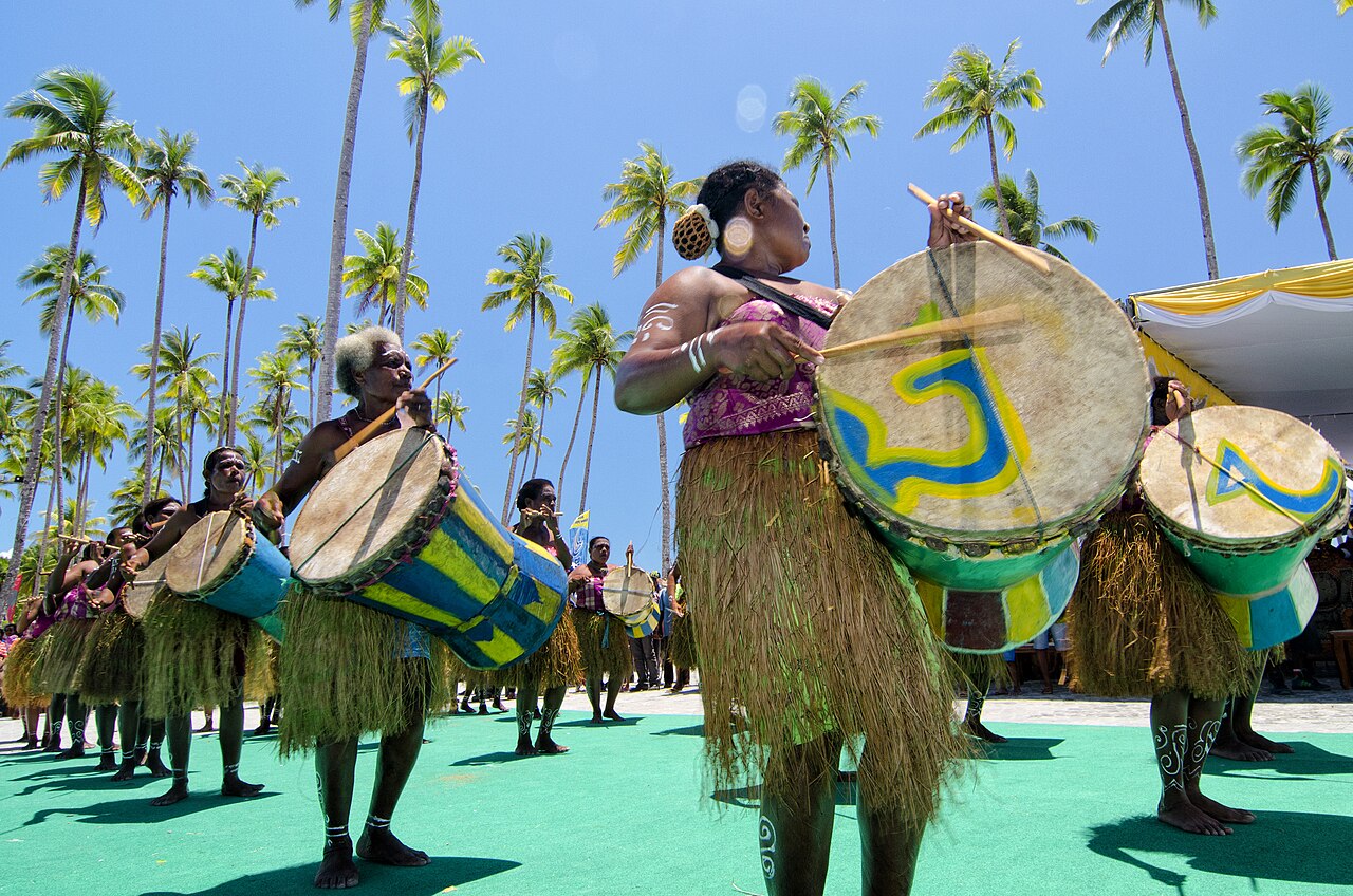 As aldeias espalhadas pelas ilhas mantêm tradições ancestrais ligadas ao mar e à pesca artesanal. Em algumas comunidades, visitantes podem conhecer danças típicas, culinária regional e técnicas tradicionais de construção de barcos. Muitos moradores ainda preservam costumes transmitidos entre gerações, mantendo forte conexão cultural com os recursos naturais da região. 