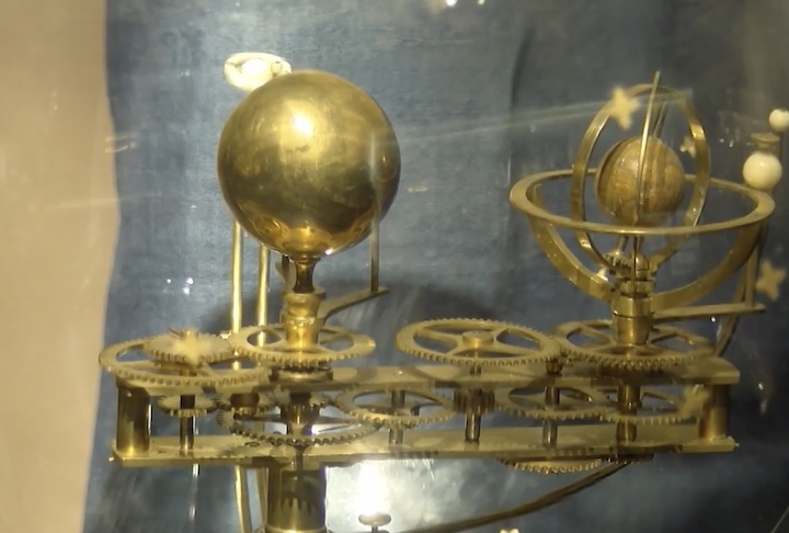 Os estudiosos acreditam que a peça tenha sido produzida por Émile Bertaux, fabricante francês conhecido pela criação de globos e instrumentos geográficos no século 19. A raridade transformou a máquina em um dos grandes destaques da exposição permanente do museu, que fica localizado no tradicional Colégio Anchieta. 