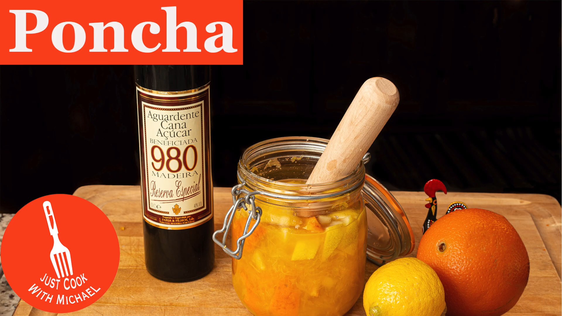 A aguardente de cana possui forte relação histórica com a Madeira, já que o cultivo da cana-de-açúcar foi uma das primeiras grandes atividades económicas da ilha desde o século 15. O preparo costuma ser feito com um utensílio típico, utilizado para misturar os ingredientes até que o mel fique completamente dissolvido. O resultado é uma bebida encorpada, doce e cítrica ao mesmo tempo.
