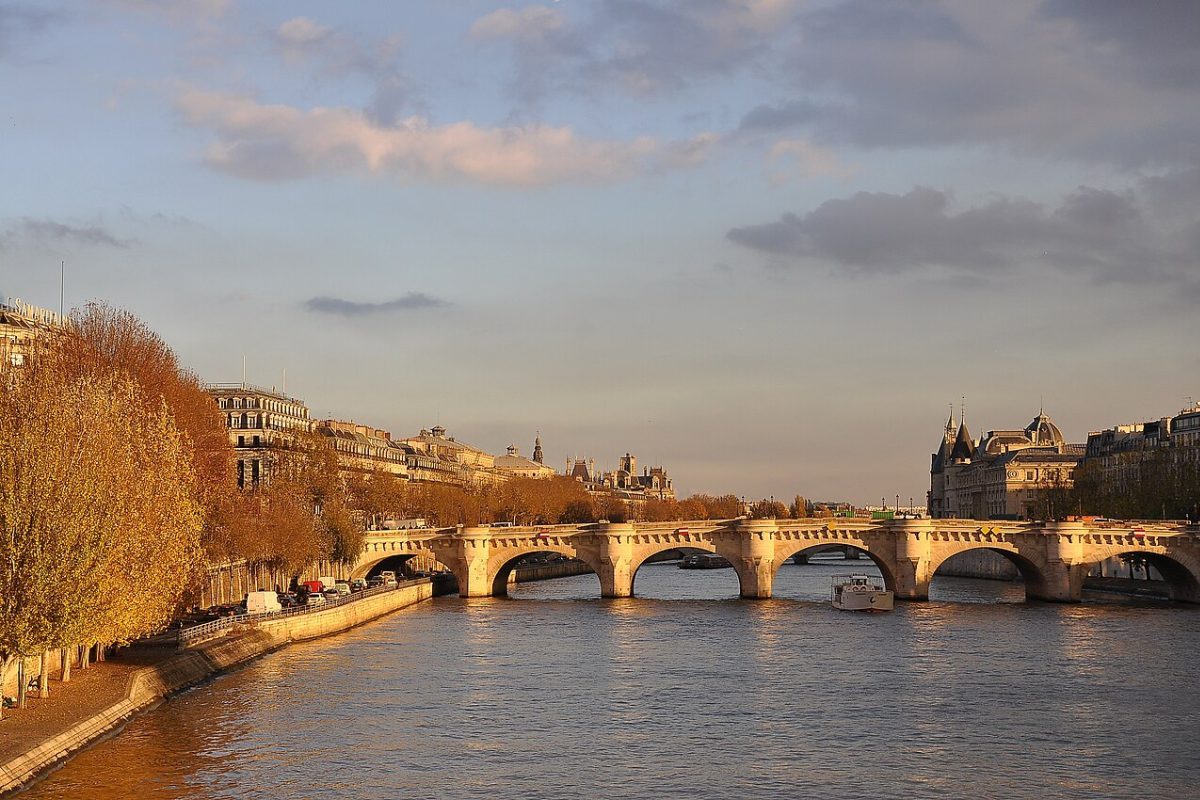 A ponte conecta as margens direita e esquerda da cidade e atravessa a Île de la Cité, ilha histórica considerada o coração de Paris. Diferentemente das pontes medievais da época, a Pont Neuf nasceu com um projeto inovador, sem casas construídas sobre sua extensão, o que permitiu maior circulação de pessoas e uma vista aberta do Sena.