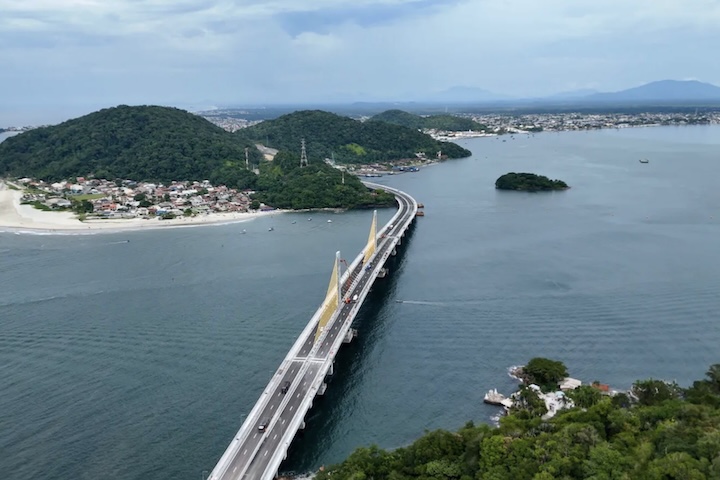 A ligação entre o litoral do Paraná e o Norte de Santa Catarina entrou em uma nova fase com a inauguração da Ponte de Guaratuba, entregue na noite de 1º de abril após décadas de espera por parte da população. A estrutura substitui a tradicional travessia por ferry boat na Baía de Guaratuba, serviço que funcionava desde os anos 1960 e frequentemente gerava longas filas, sobretudo em feriados e na alta temporada. Com a nova ponte, o deslocamento entre Guaratuba e Matinhos passa a levar apenas algu -  (crédito: Divulgac?a?o/Governo do Parana?)