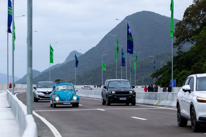 Com 1.240 metros de extensão, a ponte conta com quatro faixas de rolamento, além de ciclovia e espaço destinado a pedestres, em um projeto que ultrapassou R$ 400 milhões em investimentos. A obra é considerada uma das mais relevantes intervenções de infraestrutura já realizadas no estado e reforça a integração do litoral com outras regiões. O governador Carlos Massa Ratinho Junior destacou que a construção vai além da conexão entre municípios, ao ampliar a articulação econômica e logística de tod