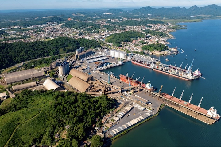 A região abriga ainda um dos portos mais importantes de Santa Catarina, responsável pela movimentação de cargas ligadas principalmente ao agronegócio e à indústria. Essa combinação entre atividade portuária, patrimônio histórico e turismo balneário torna o município bastante singular dentro do estado.