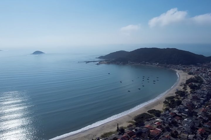 Locais como a Praia da Enseada, Praia Grande, Prainha e Ubatuba estão entre os pontos mais procurados durante o verão. Além das praias, a cidade oferece áreas de manguezal, trilhas ecológicas e regiões de Mata Atlântica preservada, importantes para a biodiversidade local.