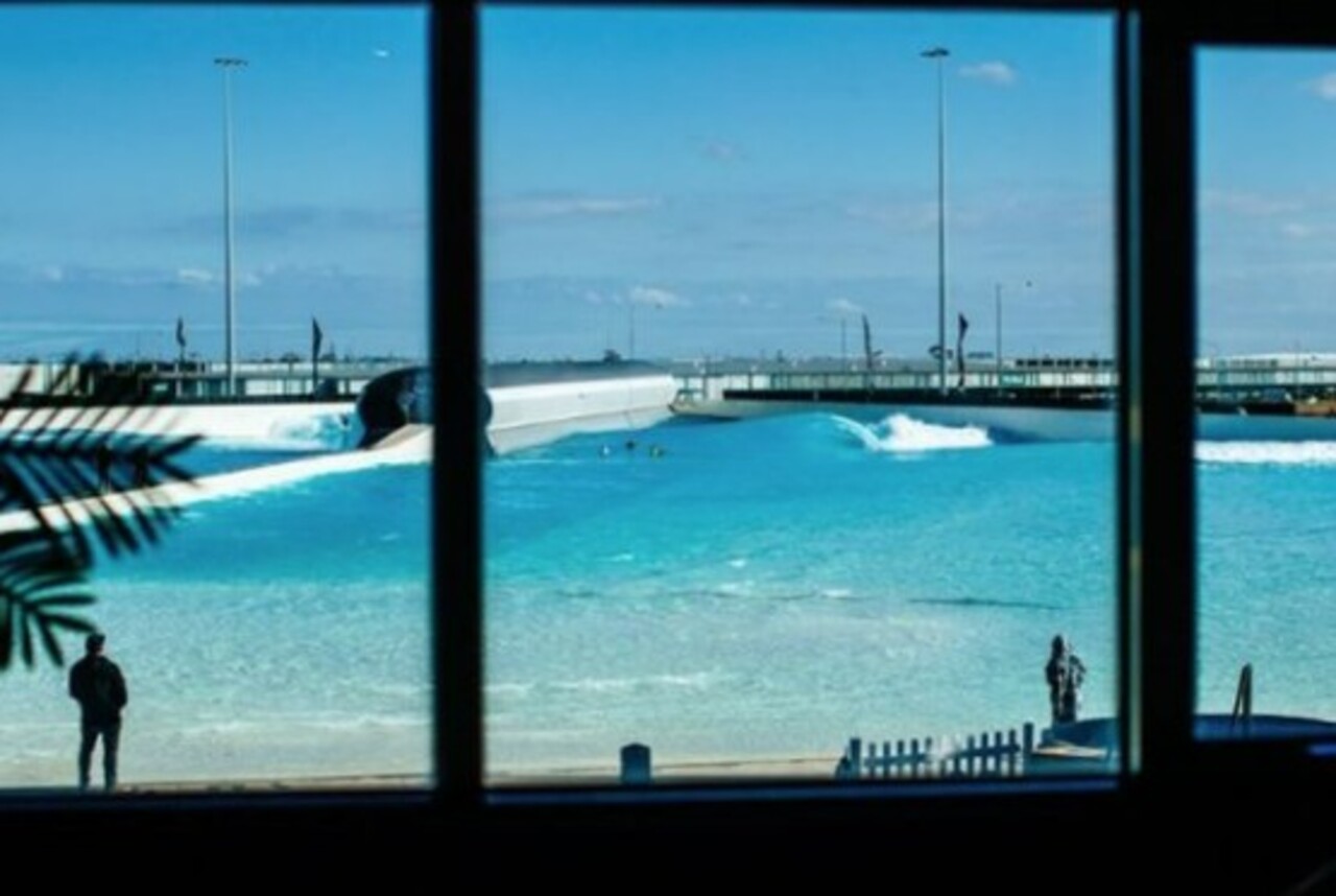 Urbnsurf - Melbourne - Austrália. Em abril de 2016, a empresa Urbnsurf anunciou que iria construir uma piscina de ondas nos arredores do aeroporto de Melbourne, na Austrália. Segundo a companhia, o custo previsto era de 28 milhões de dólares.
