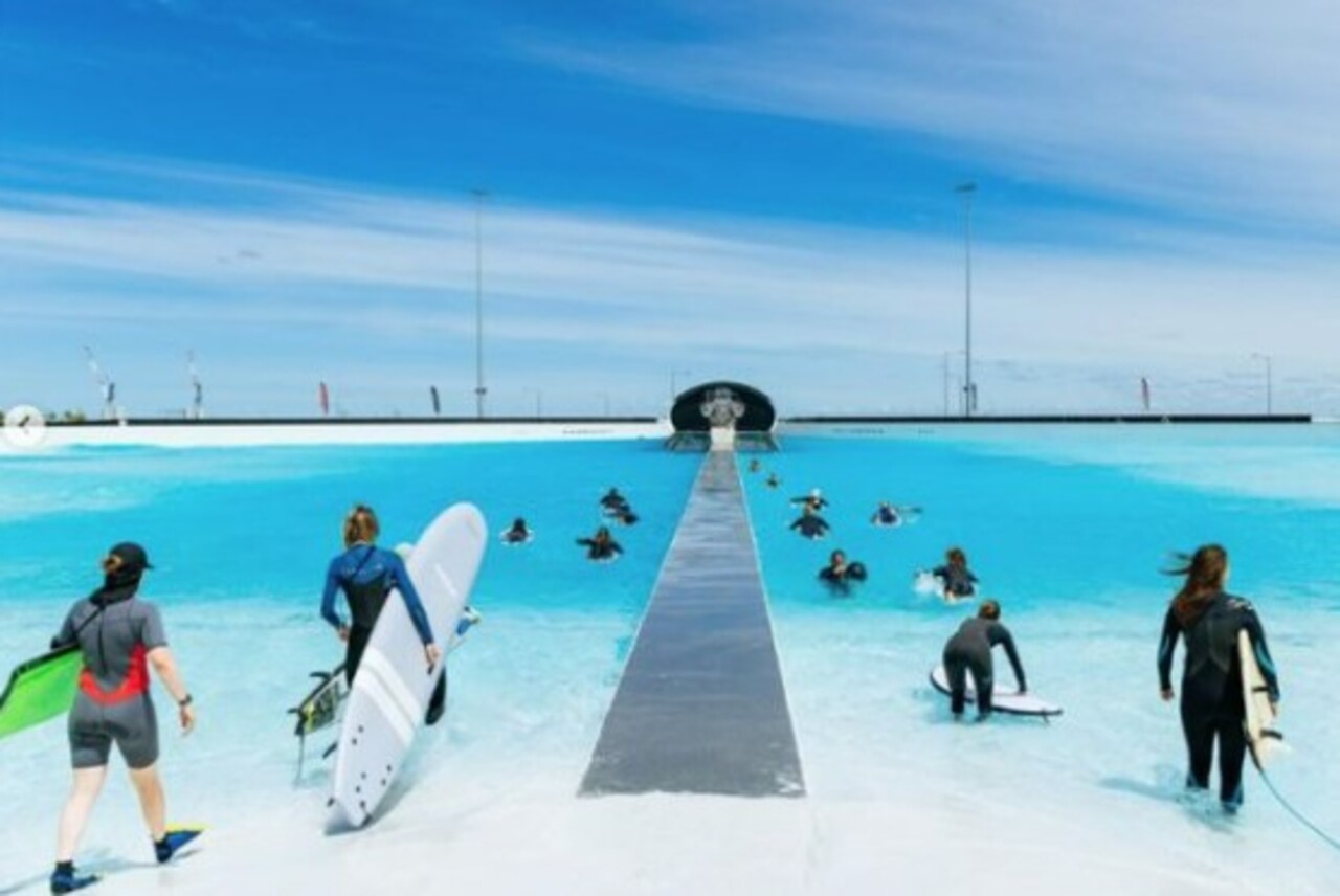 A Urbnsurf também revelou que a construção gerou 300 empregos temporários, injetando 267 milhões na economia local pelos anos seguintes.