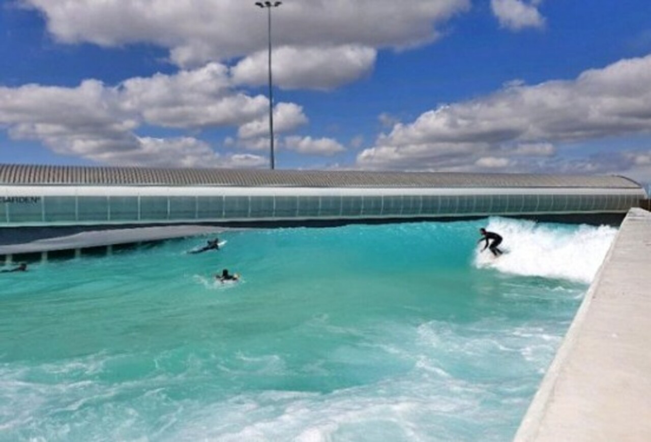 Com duas partes divididas, o canto mais distante é para os surfistas mais habilidosos.? Já o lado interno da piscina tem ondas mais suaves, ideal para surfistas aprendizes.