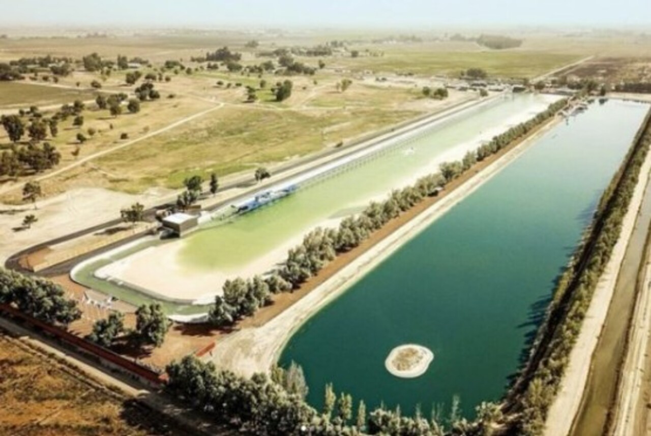 Surf Ranch - Califórnia - EUA. O famoso surfista Kelly Slater é o responsável pela criação da maior piscina transformada em praia de ondas artificiais do planeta. Fica a cerca de 160 km do Oceano Pacífico e deve receber, também, as competições de surfe nas Olimpíadas de 2028, em Los Angeles. Fica na Califórnia e possui um sistema de ondas gerado por um conjunto de barragens e motores submarinos. Foi sede de etapas da WSL (liga mundial de surfe) em 2018, 19, 21 e 23. 