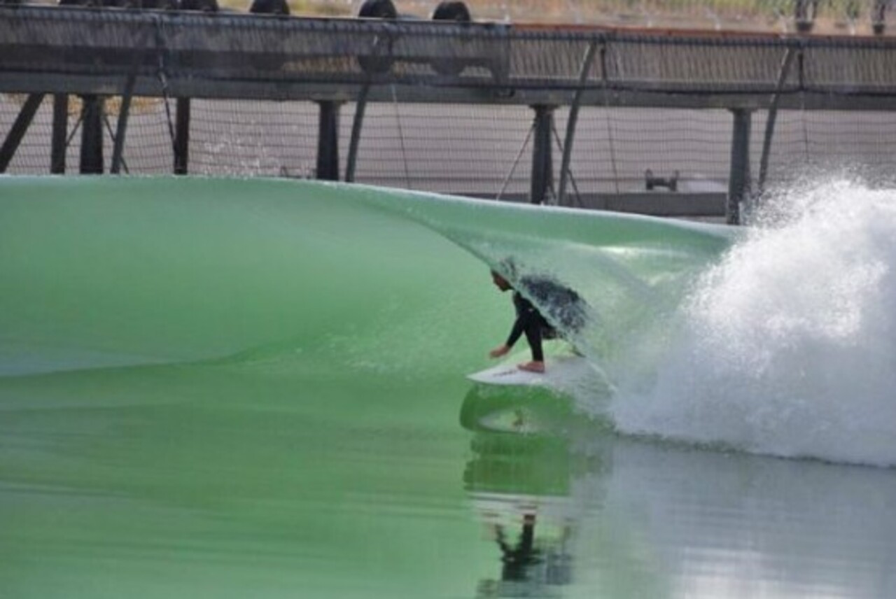 Até que, no dia 5 de dezembro deste mesmo ano, Slater surfou a primeira onda em sua piscina. Em 2017, recebeu atualizações, com a criações de ondas tanto para a esquerda, quanto para a direita.