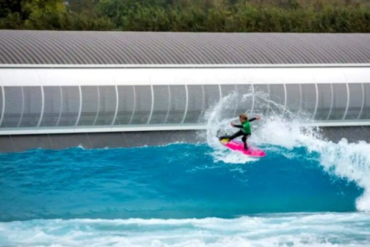 The Wave - Bristol - Inglaterra. Localizada no Reino Unido, é a segunda praia de ondas artificiais do mundo. Foi projetada para ter ondas perfeitas destinadas a surfistas de todos os níveis de habilidade.