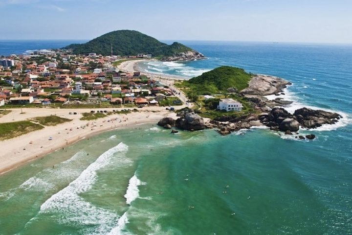 No litoral norte de Santa Catarina, a cidade de São Francisco do Sul vem ampliando sua reputação como um dos destinos turísticos mais valorizados da região Sul do país. Conhecida pelas praias de águas limpas, pelo ambiente tranquilo e pelo forte apelo familiar, a cidade alcançou destaque em um levantamento da Fecomércio SC sobre o turismo de verão de 2026. O município recebeu a classificação de “Zona de Excelência” ao atingir 77% no índice internacional NPS (Net Promoter Score), indicador utiliz -  (crédito: Divulgação/Prefeitura Municipal de Sa?o Francisco do Sul)