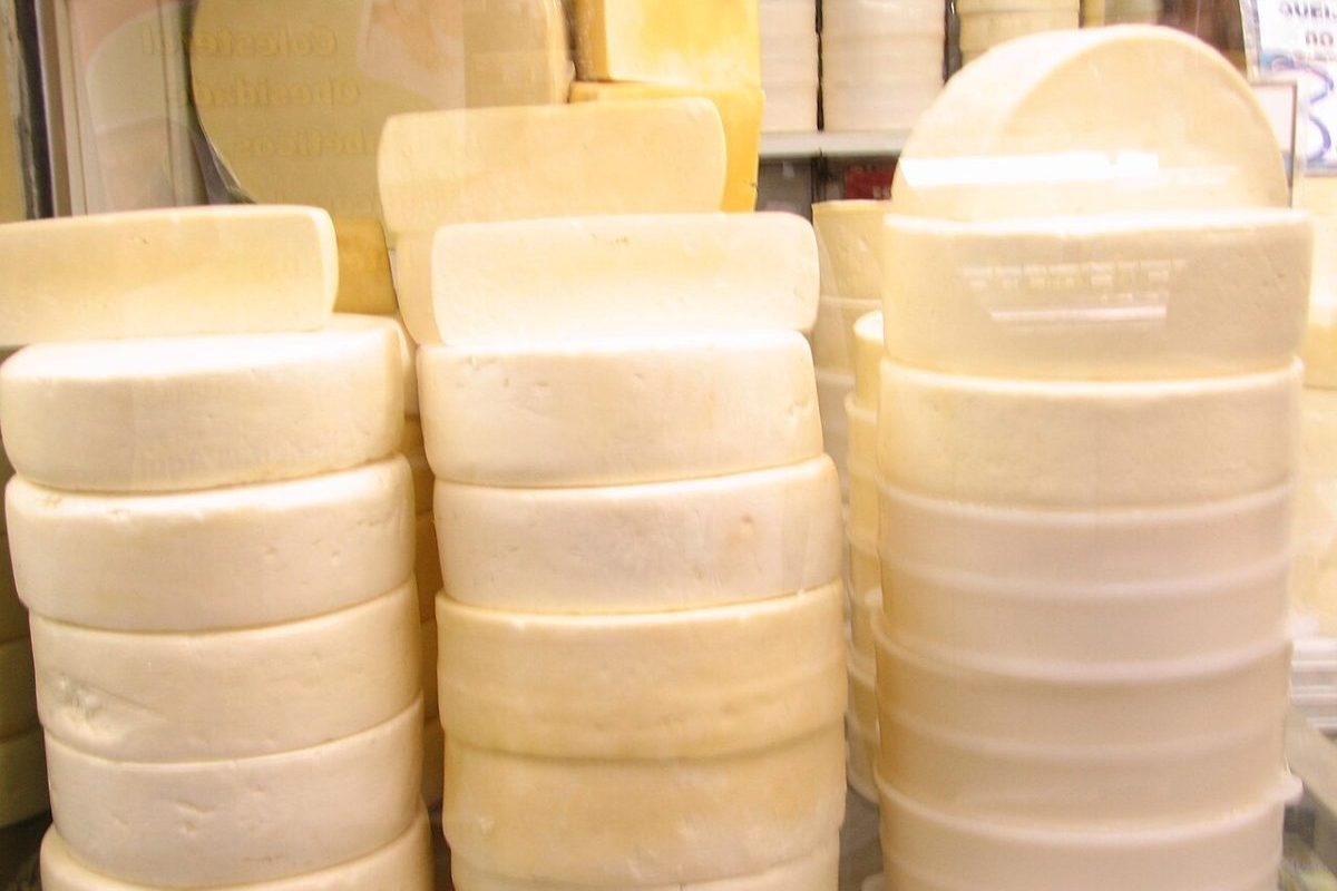 Fabricado com leite cru em propriedades familiares, o queijo ganhou reconhecimento internacional após entrar para a lista de Patrimônio Cultural Imaterial da Humanidade da Unesco em 2024. Ele se tornou um dos maiores símbolos gastronômicos do Brasil e ajudou a fortalecer o turismo rural na região.