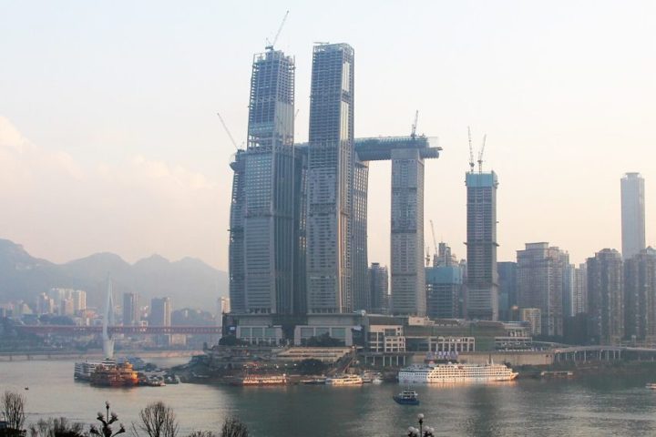 Parte da construção ocorreu no solo antes de a estrutura ser elevada por sistemas hidráulicos até a posição definitiva no topo das torres. A técnica conhecida como 