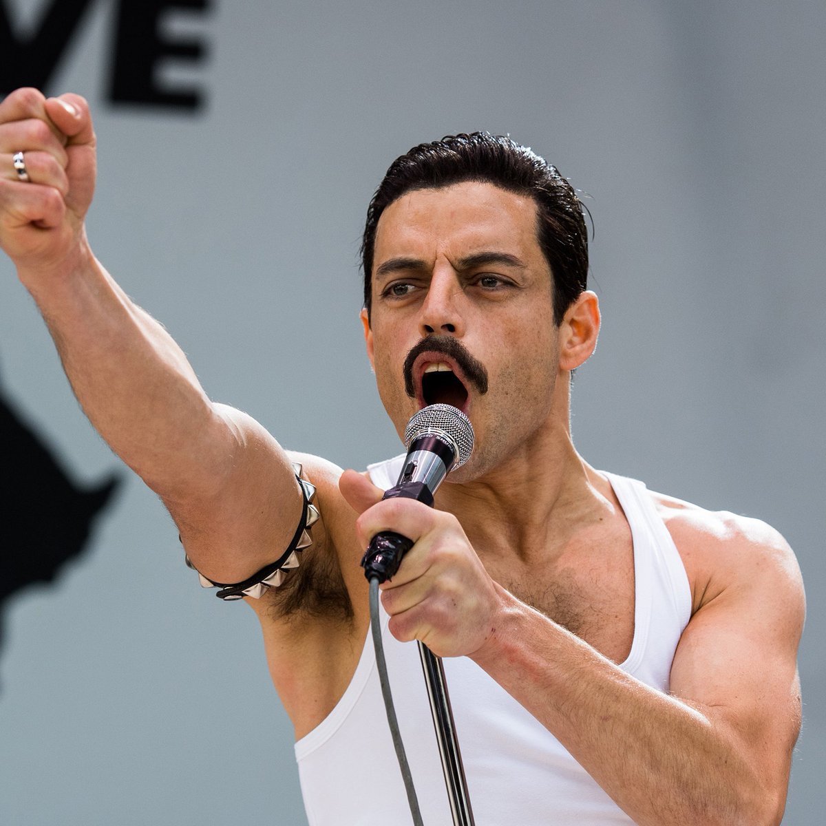 Em 2019, Rami Malek conquistou o Globo de Ouro de Melhor Ator em Filme Dramático e o Oscar de Melhor Ator por sua interpretação de Freddie Mercury na cinebiografia Bohemian Rhapsody, que retrata a trajetória da banda Queen desde sua formação, em 1970, até o icônico show no Live Aid, em 1985.