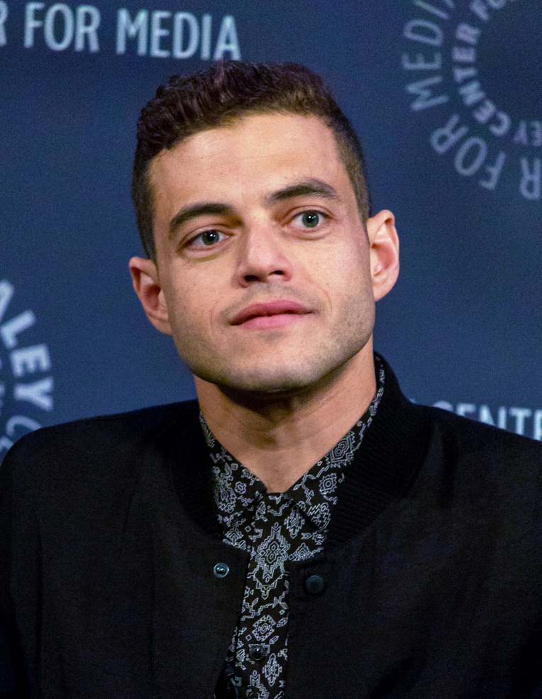 Rami Malek completou 45 anos no dia 12 de maio de 2026 e tem motivos de sobra para comemorar. Seu novo filme, “The Man I Love”, do diretor Ira Sachs, estará no Festival de Cannes, um dos maiores festivais de cinema do mundo, e concorrerá à Palma de Ouro. Estrelado por Malek, Tom Sturridge, Rebecca Hall e Ebon Moss-Bachrach, o longa é ambientado na Nova York dos anos 1980 e acompanha um ator de teatro que vive com AIDS e encara seu possível último grande papel.
 -  (crédito: Wikimedia Commons / Dominick D)
