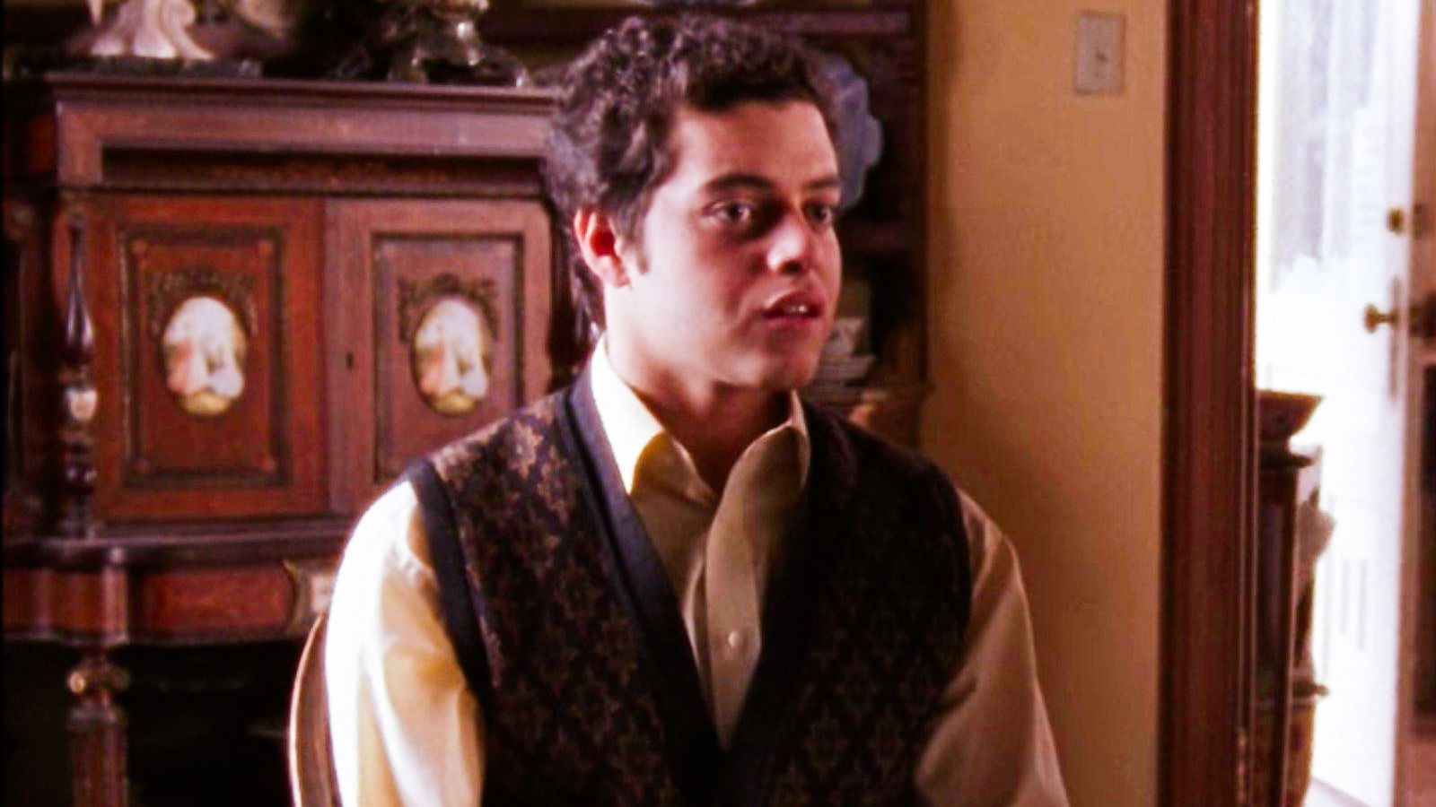 Ele começou a carreira de ator com papéis pequenos em séries de televisão como “Gilmore Girls: Tal Mãe, Tal Filha”, “Over There” e “Medium: A Paranormal” e, aos poucos, conseguiu personagens de mais destaque, como na comédia da Fox “The War at Home”, de 2005.
