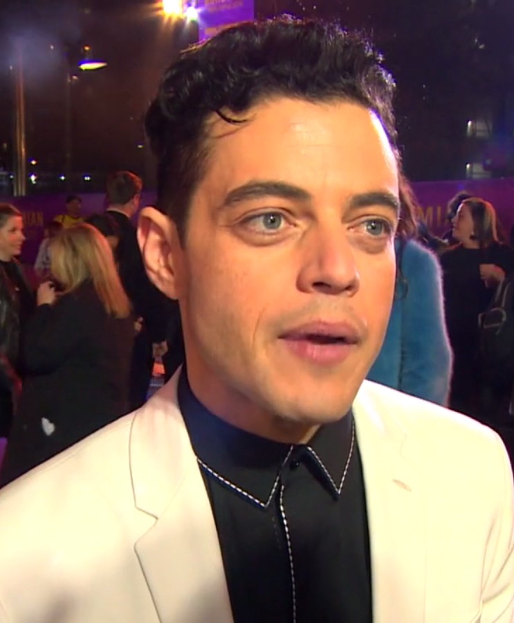 Para o evento, o ator deu uma entrevista à Esquire e contou que ainda acha curioso trocar o visual simples de Elliot Alderson, personagem da série “Mr. Robot”, pelos looks sofisticados do Met Gala. Malek também revelou que pretende começar a dirigir em breve e confirmou que segue desenvolvendo a série sobre Buster Keaton ao lado de Matt Reeves. Além disso, relembrou com carinho o período em que trabalhou com Robin Williams no filme “Uma Noite no Museu”.
