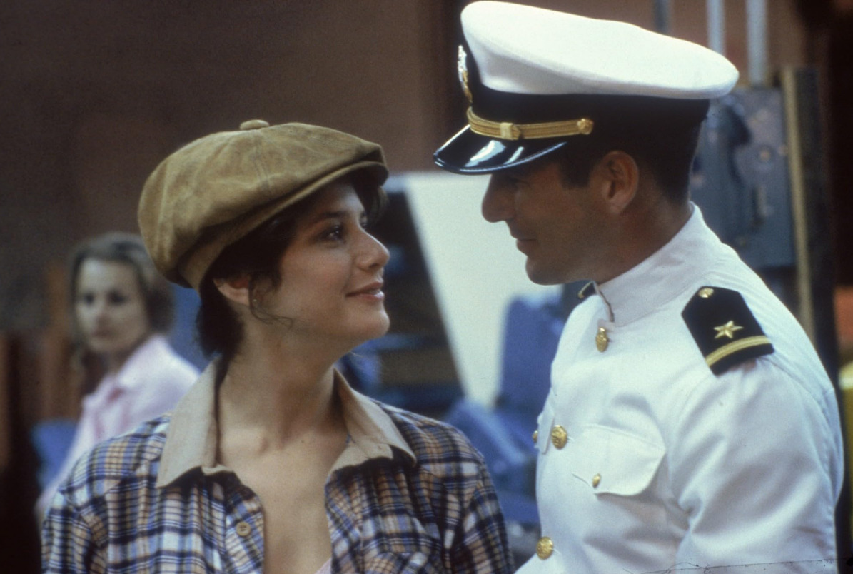 Ela foi indicada ao Oscar de Melhor Atriz em 1983 por sua atuação em “A Força do Destino”, do diretor Taylor Hackford. Esse clássico do romance acompanha a história de Zack Mayo, personagem de Richard Gere, um jovem que entra para a escola de oficiais da Marinha para mudar sua vida e se apaixona por Paula, vivida por Winger, uma moça local de origem humilde. Esse filme também ficou marcado pela música tema “Up Where We Belong” de Joe Cocker e Jennifer Warnes, que ganhou o Oscar de Melhor Canção 