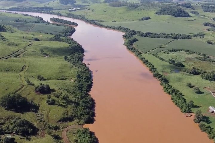 Atualmente, quem precisa cruzar o Rio Chopim depende da embarcação ou enfrenta longos desvios por rodovias próximas, situação considerada um dos maiores gargalos logísticos locais. A expectativa é que a ponte reduza significativamente o tempo de deslocamento, facilite o transporte de passageiros e fortaleça o escoamento da produção agrícola, atividade fundamental para a economia regional.