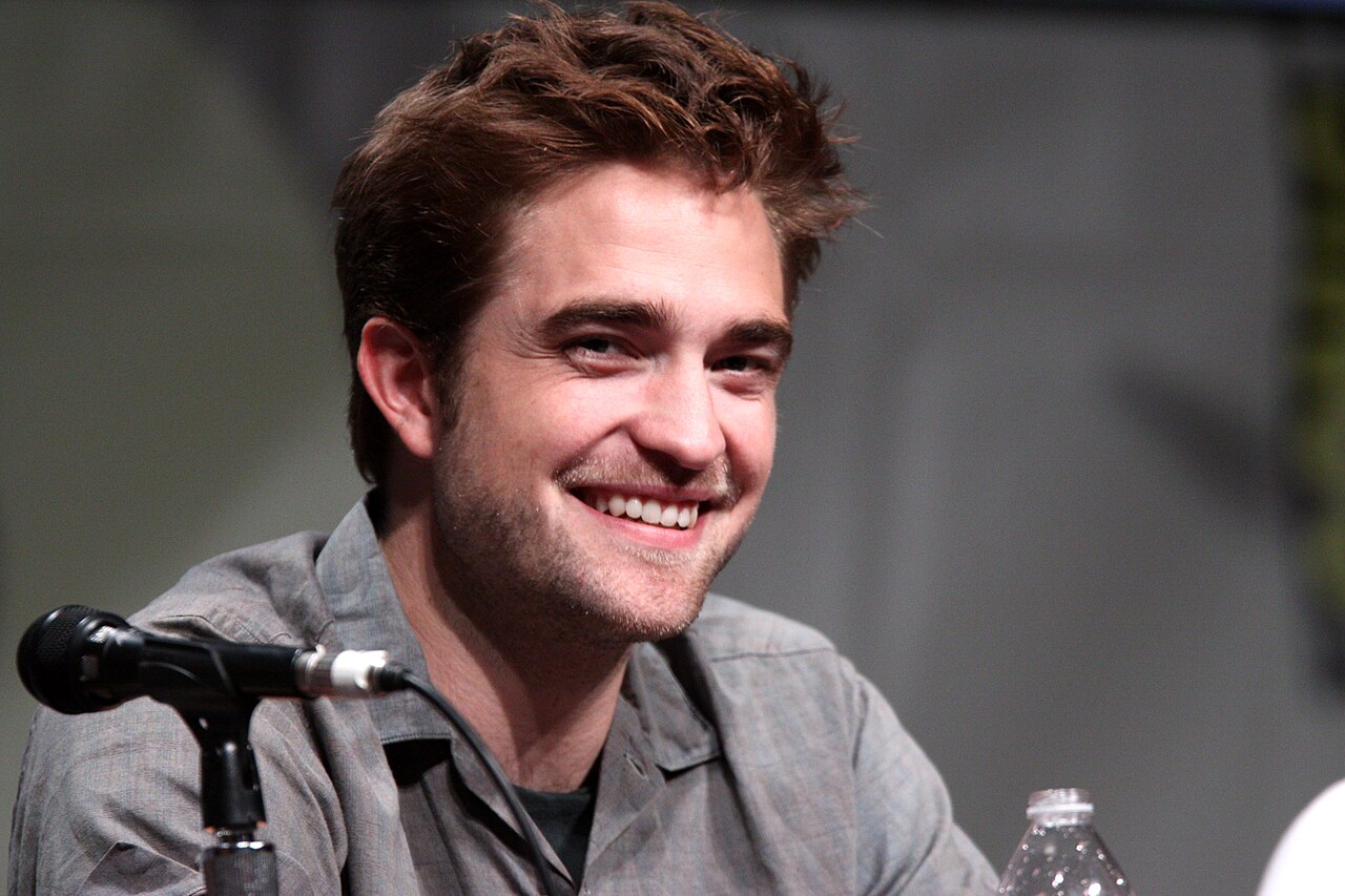 A declaração foi feita no programa “The List”, série em vídeo produzida pela A24 em parceria com o Letterboxd. Segundo Pattinson, os filmes do início da década eram caracterizados por cores muito brilhantes e saturadas, uma característica que, em sua visão, atingiu o ponto máximo com “Transformers” antes de acabar.
