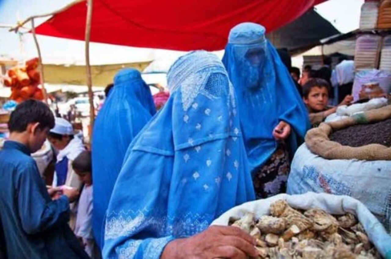 É bastante utilizada no Afeganistão, especialmente sob regimes talibãs, que impõem sua obrigatoriedade. A burca simboliza tanto a tradição quanto a imposição política em contextos de extremo conservadorismo.