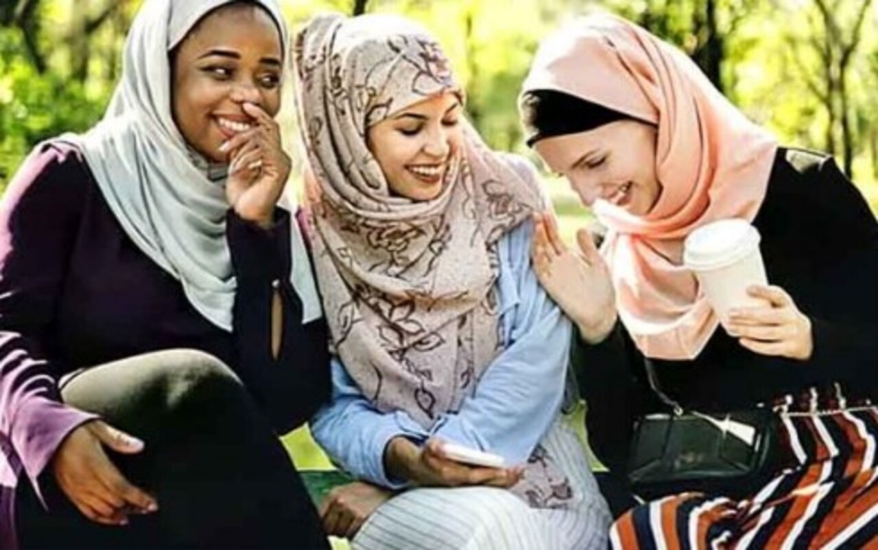 O hijab, por ser o mais flexível, é aceito até mesmo em ambientes cosmopolitas. Muitas mulheres conciliam o lenço com roupas modernas, criando um estilo que une moda e tradição religiosa.