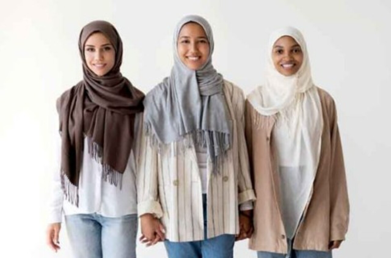 Em algumas regiões, o uso do hijab é incentivado pela família, mas a decisão final cabe à mulher. Essa liberdade contrasta fortemente com países em que há punições para quem descumpre as normas de vestimenta.