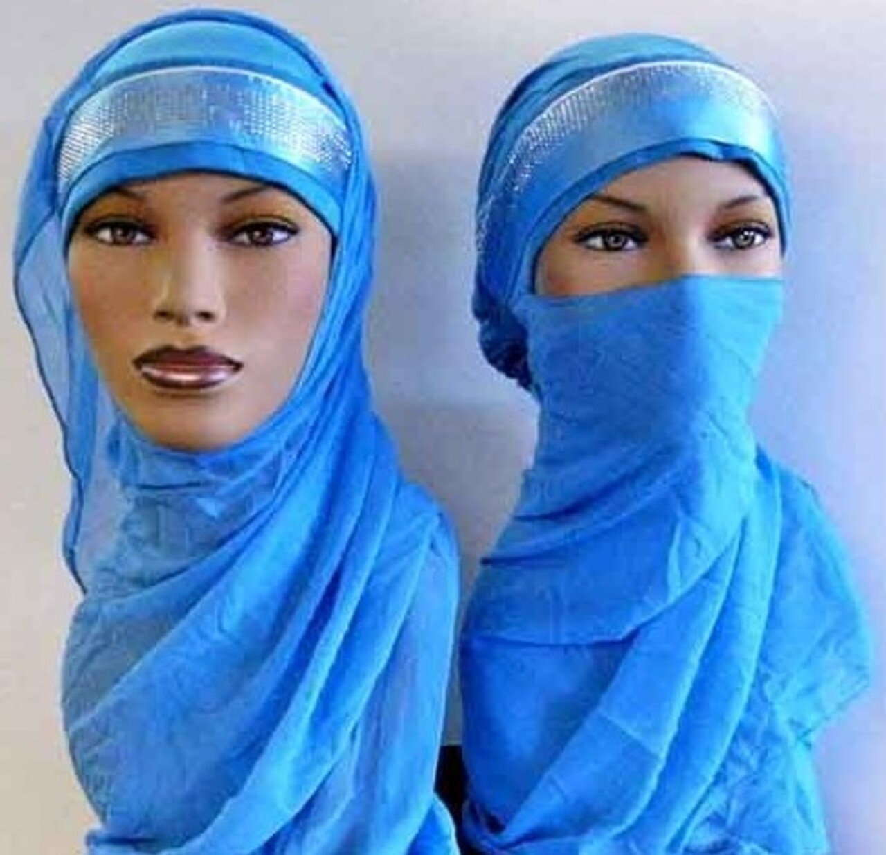 Hijab – O hijab é o tipo mais conhecido, sendo usado por milhões de mulheres muçulmanas ao redor do mundo. Trata-se de um lenço que cobre o cabelo, o pescoço e, em alguns casos, os ombros.