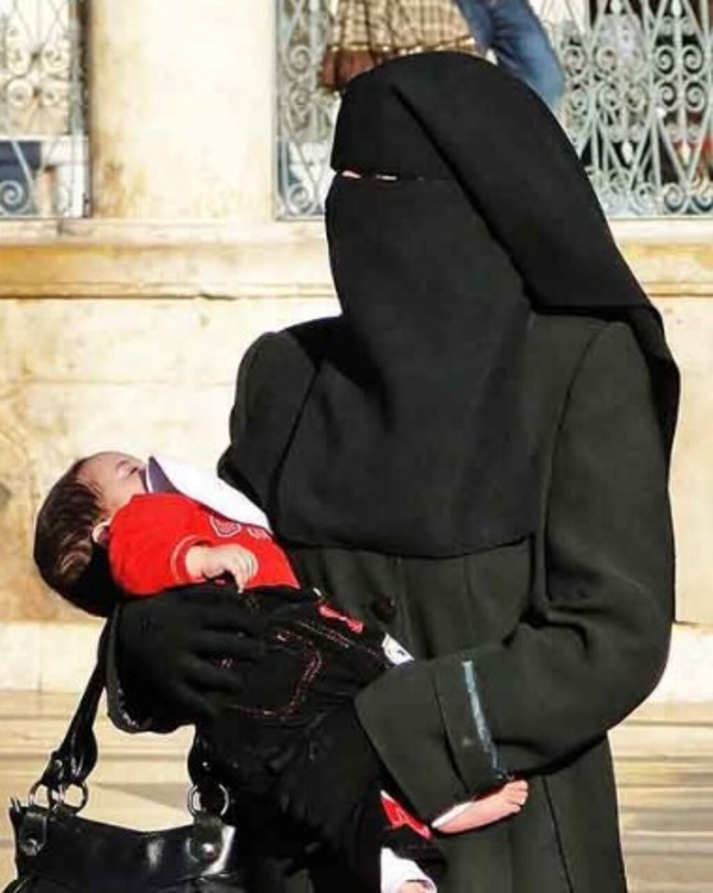 Niqab – O niqab cobre o rosto inteiro, permitindo apenas que os olhos fiquem à mostra. É bastante associado a práticas mais conservadoras em países como Arábia Saudita e Iêmen.