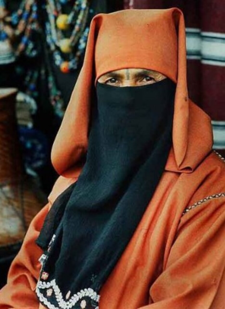 Muitas mulheres que usam o niqab afirmam que ele simboliza devoção e obediência às regras religiosas. Para outras, porém, é visto como um símbolo de repressão, já que reduz a visibilidade e a interação social.