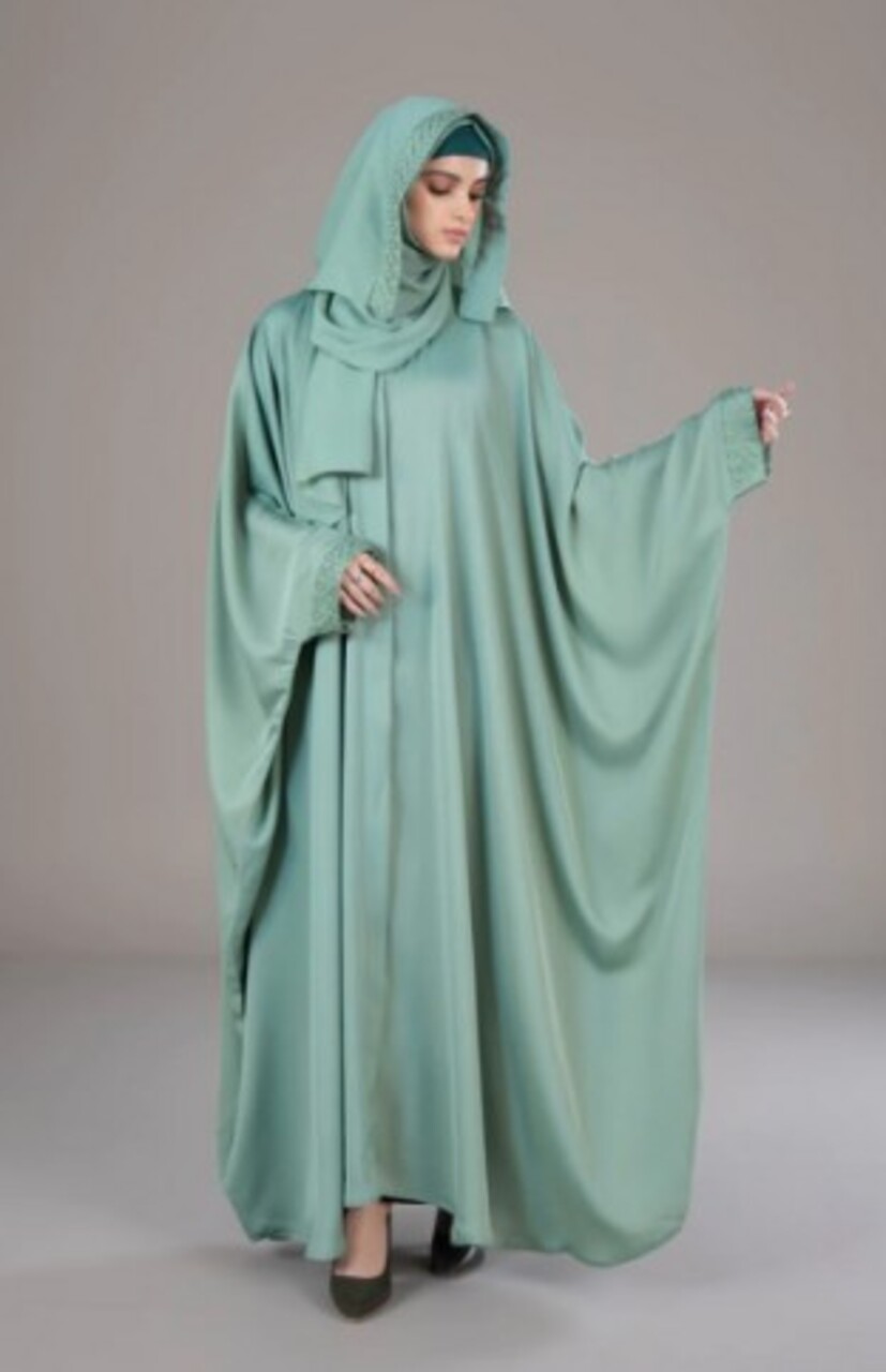 Chador – No Irã, a peça tradicional é o chador, um grande manto semicircular que cobre o corpo inteiro. Ele é geralmente usado em público, acompanhado de um lenço por baixo para garantir cobertura total.
