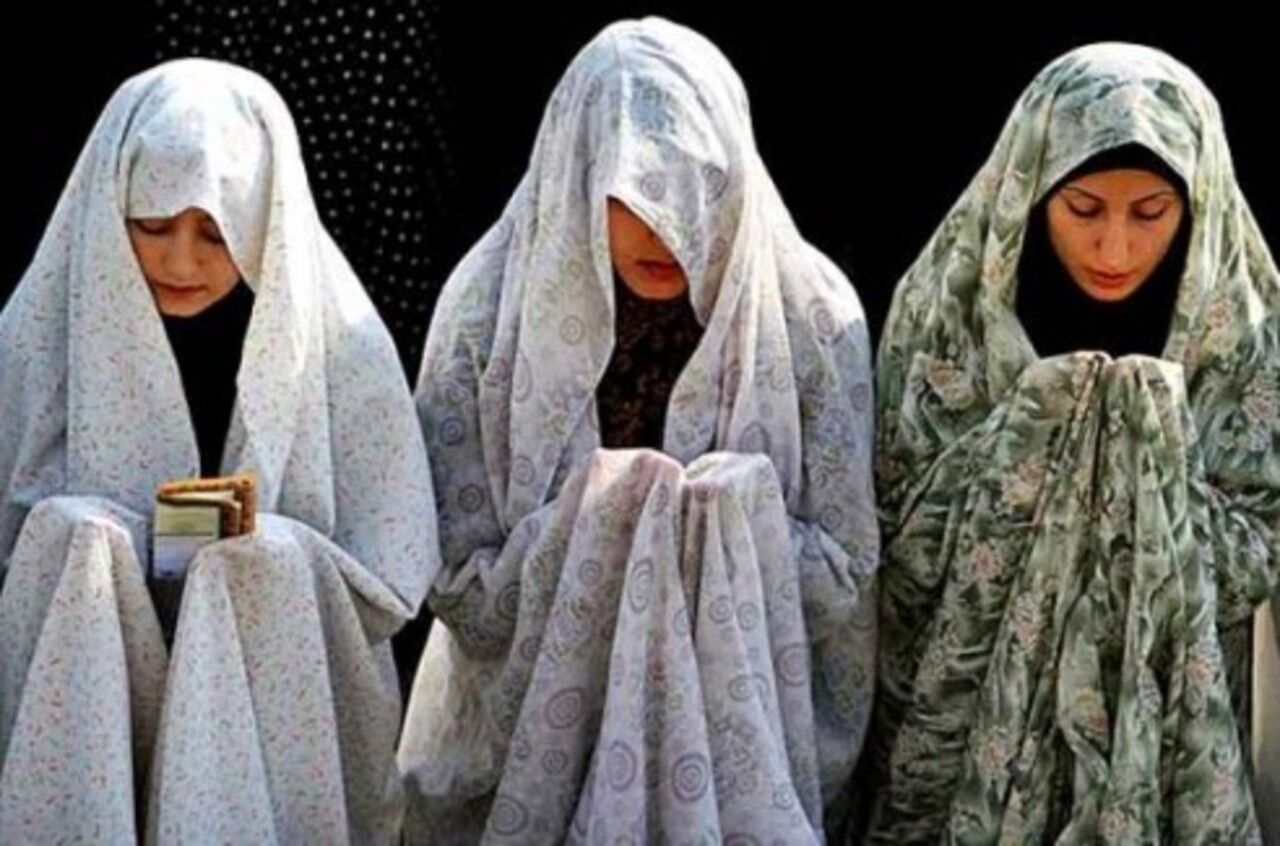 O chador costuma ser preto, mas pode aparecer em outras cores em ambientes mais privados. É associado fortemente à Revolução Islâmica de 1979, que reforçou sua obrigatoriedade em espaços públicos.