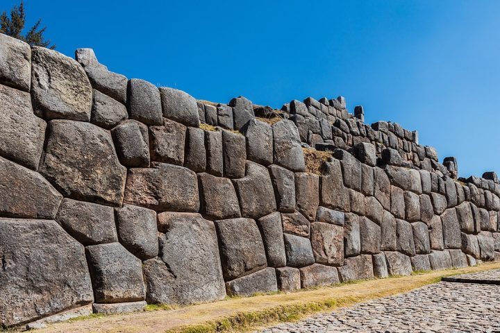 Alvenaria poligonal inca (séculos 15-16) – A arquitetura inca impressiona pelo encaixe perfeito de enormes blocos de pedra sem uso de cimento ou argamassa. Estruturas como Machu Picchu e Sacsayhuamán resistiram a séculos de terremotos graças à precisão das construções. Pesquisas mostram que os incas alcançaram esse resultado com martelos de pedra, abrasão e um longo processo de tentativa e erro, em um trabalho que exigiu conhecimento acumulado ao longo de gerações.