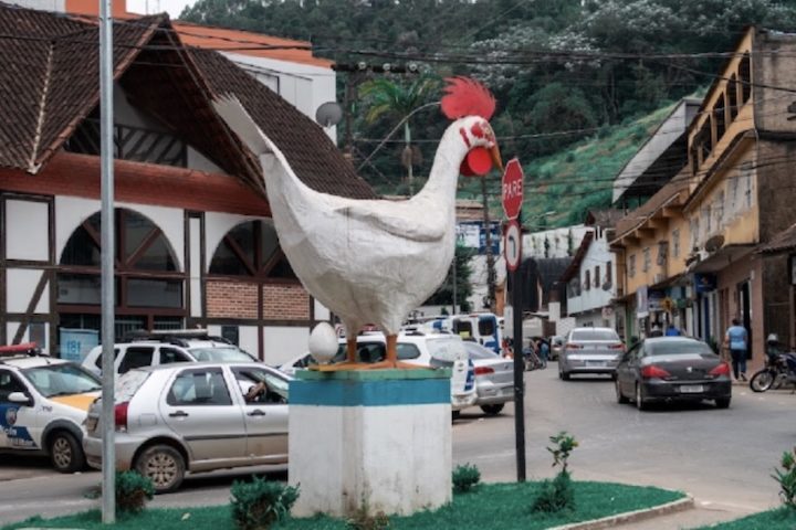 Boa parte dos ovos vem de Santa Maria de Jetibá, município reconhecido nacionalmente pela força das granjas e pela liderança na produção avícola — uma cadeia local que sustenta o doce na origem. A loja também se transformou. Movida pelas referências acumuladas em viagens com o marido, Jéssica reuniu as ideias, levou os projetos para uma arquiteta e acompanhou a reforma do espaço até o fim.
