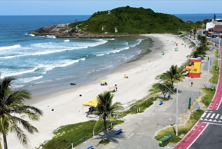 As faixas de areia com mar calmo atraem principalmente famílias em busca de descanso fora dos centros turísticos mais movimentados do estado. Outro diferencial apontado no levantamento envolve o custo-benefício oferecido pelo município, considerado competitivo em relação a outros balneários catarinenses bastante procurados durante a alta temporada.