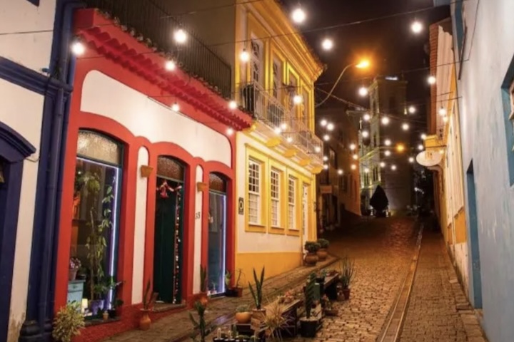 A cultura também ocupa papel relevante em São Francisco do Sul. Festas tradicionais, eventos náuticos e manifestações ligadas à pesca artesanal fazem parte da identidade da cidade. O município mantém forte relação com o mar, perceptível tanto na culinária baseada em frutos do mar quanto no cotidiano de comunidades pesqueiras. 