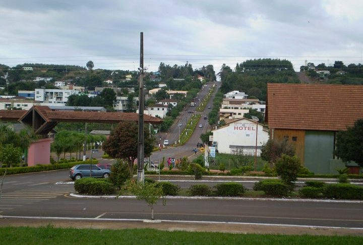 A prefeitura de São Jorge d’Oeste classificou o projeto como um marco para o crescimento local, especialmente em um momento de expansão urbana, ascensão do turismo e aumento das atividades empresariais. Além da nova ligação sobre o Rio Chopim, o governo estadual também confirmou um pacote de investimentos de aproximadamente R$ 56 milhões para obras de infraestrutura e aquisição de equipamentos destinados aos dois municípios. 