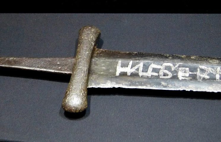 As análises feitas pelos especialistas revelaram algo surpreendente para a época: muitas dessas lâminas possuíam aço muito mais refinado do que o normalmente encontrado na Europa medieval. Enquanto a maioria das espadas produzidas naquele período continha grandes quantidades de impurezas, várias Ulfberht apresentavam metal quase sem resíduos da fundição e com concentração elevada de carbono. Isso tornava as armas mais resistentes, afiadas e menos propensas a quebrar durante as batalhas.