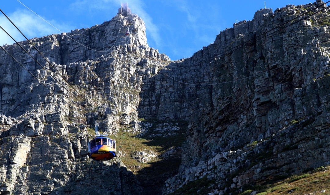 O teleférico de Table Mountain é uma das atrações mais populares, levando visitantes ao topo em poucos minutos. As cabines giratórias oferecem uma visão de 360 graus durante a subida, tornando a experiência ainda mais especial. O passeio é considerado uma das formas mais acessíveis e emocionantes de conhecer a montanha.