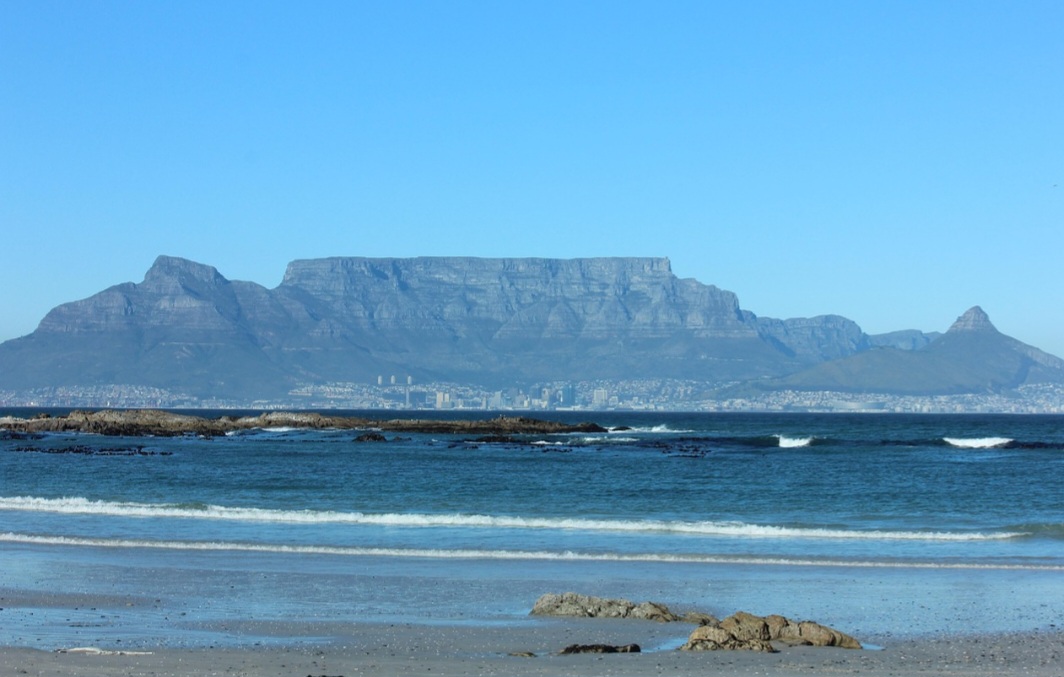 Table Mountain, conhecida como Montanha da Mesa, é um dos marcos mais icônicos da Cidade do Cabo, na África do Sul. Sua forma plana no topo lhe dá um aspecto único, tornando-a facilmente reconhecível e um símbolo nacional. A montanha é parte de um parque nacional protegido e abriga uma biodiversidade impressionante, com espécies endêmicas de plantas e animais. Além de sua importância ecológica, é também um ponto turístico de destaque, oferecendo vistas panorâmicas da cidade e do oceano. O acesso -  (crédito: Pixabay )