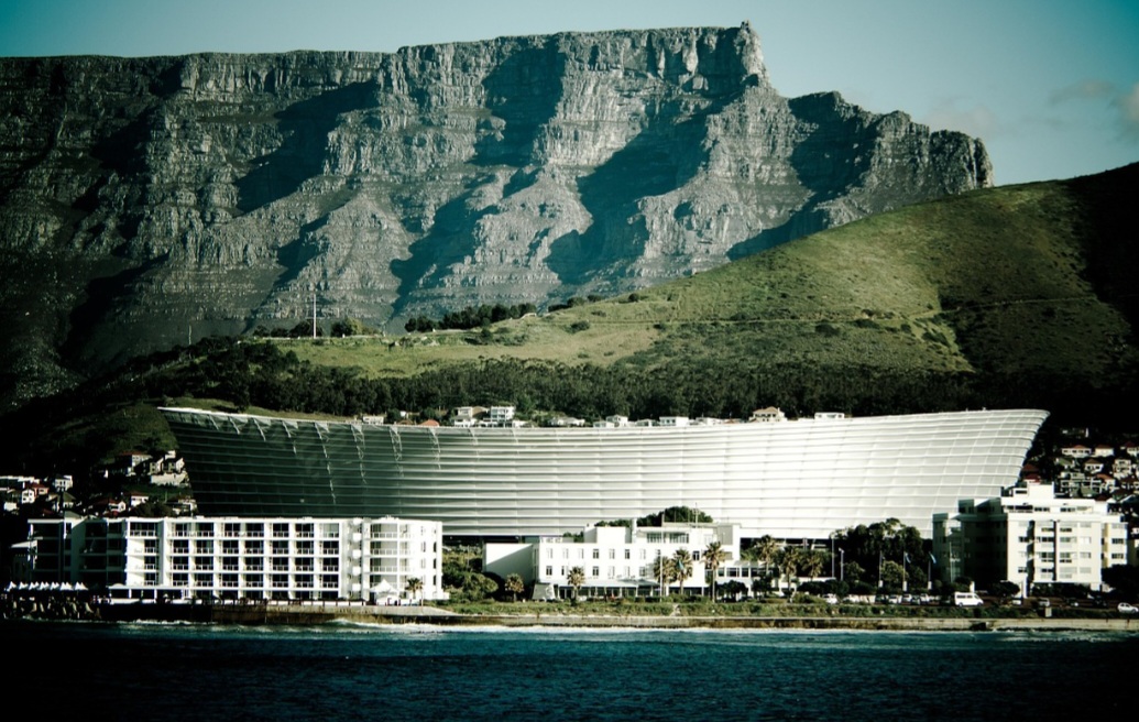 A formação geológica de Table Mountain remonta a cerca de 600 milhões de anos, tornando-a uma das montanhas mais antigas do planeta e um verdadeiro registro da história natural. Sua estrutura é composta principalmente por arenito e quartzito, rochas resistentes que suportaram erosões e transformações ao longo dos milênios. O processo de formação moldou sua característica superfície plana, que hoje é admirada como um fenômeno geográfico singular e símbolo da Cidade do Cabo.