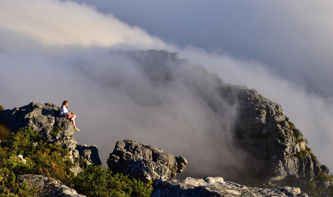 O clima em Table Mountain pode mudar rapidamente, com nuvens cobrindo o topo em questão de minutos. Esse fenômeno é conhecido como “tablecloth”, ou toalha de mesa, e cria um espetáculo visual impressionante para os visitantes. A variação climática torna cada visita diferente e especial, aumentando o fascínio da montanha.