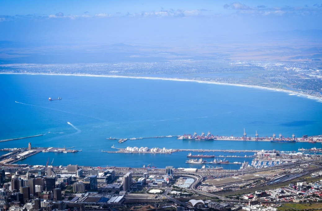 A vista do topo da montanha é uma das mais famosas do mundo, abrangendo a Cidade do Cabo, o Oceano Atlântico e a Ilha Robben. O cenário é especialmente belo ao pôr do sol, quando as cores transformam a paisagem em espetáculo natural. Essa experiência é considerada imperdível para quem visita a região.