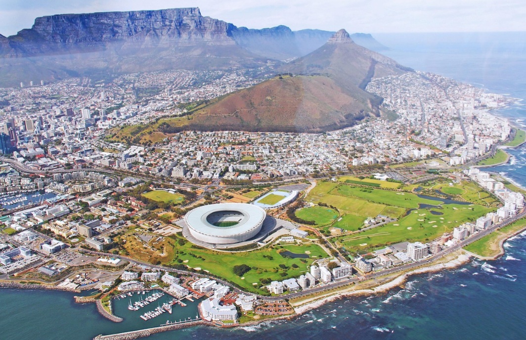 Entre os animais que habitam Table Mountain estão pequenos mamíferos, aves e répteis adaptados ao ambiente rochoso. Do alto da Table Mpuntain se tem uma belíssima vista da Cidade do Cabo, inclusive do estádio que ganhou destaque na Copa do Mundo de 2010.