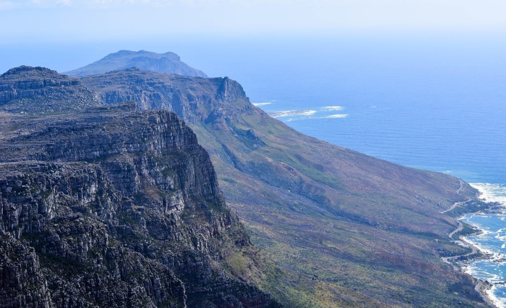 A biodiversidade de Table Mountain é extraordinária, com mais de 2.000 espécies de plantas registradas em sua área protegida. Muitas delas são endêmicas e não podem ser encontradas em nenhum outro lugar do mundo. Do alto da montanha se vê a regiao do histórico Cabo da Boa Esperança.